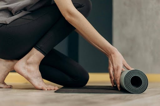 femme tapis de yoga
