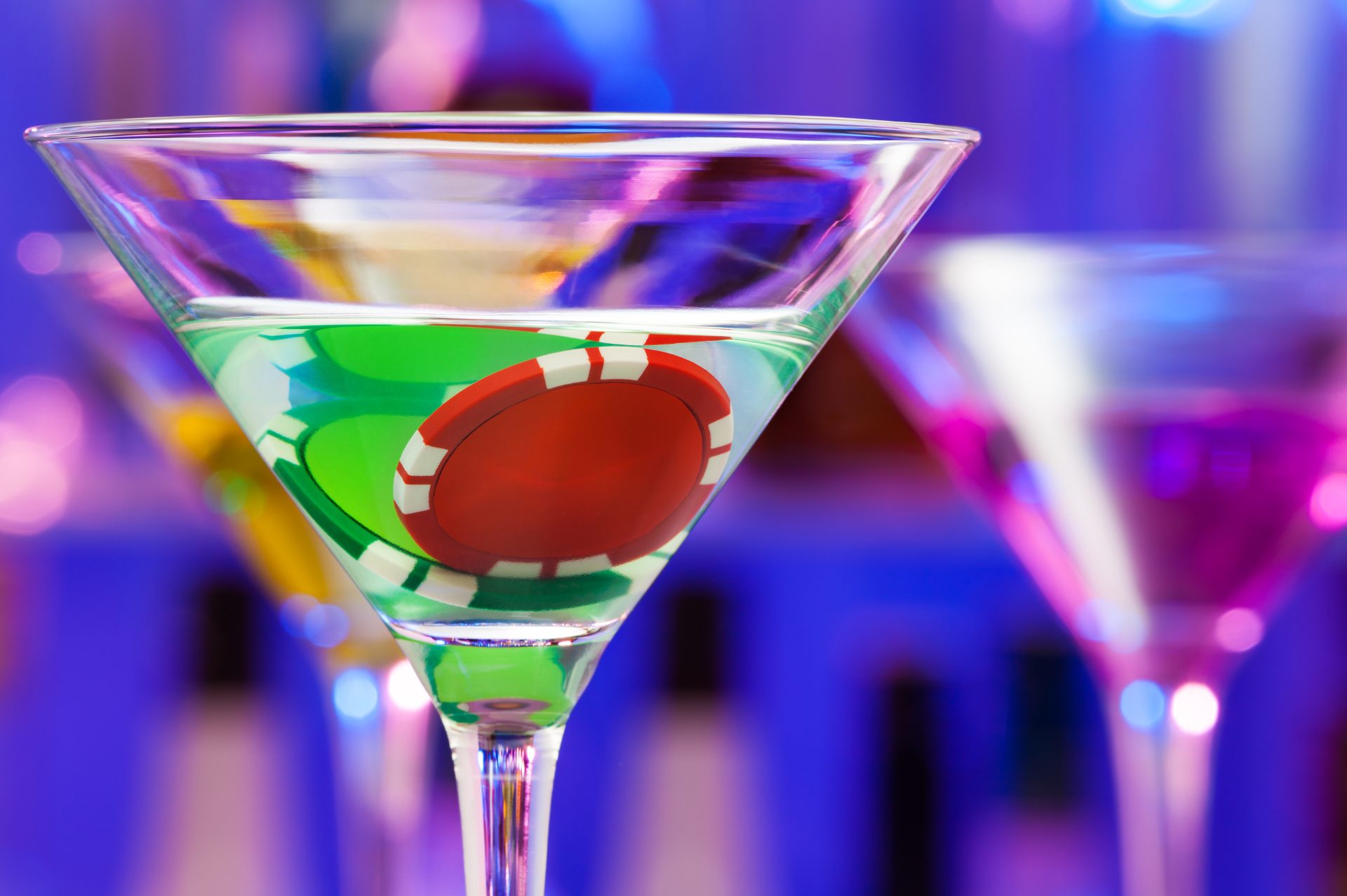 verre cocktail et jetons casino