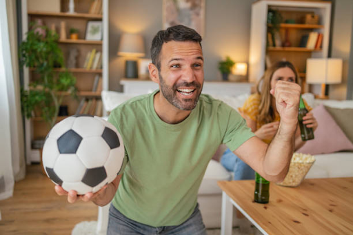 homme poing levé et ballon souriant