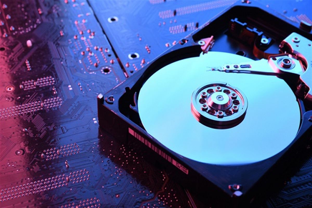 Disque dur interne et externe posés sur un bureau