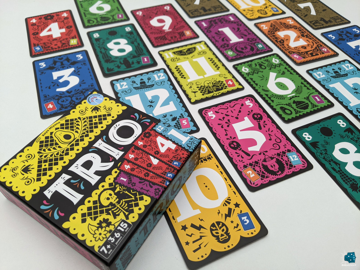 Cartes numérotées du jeu Trio disposées sur une table de jeu