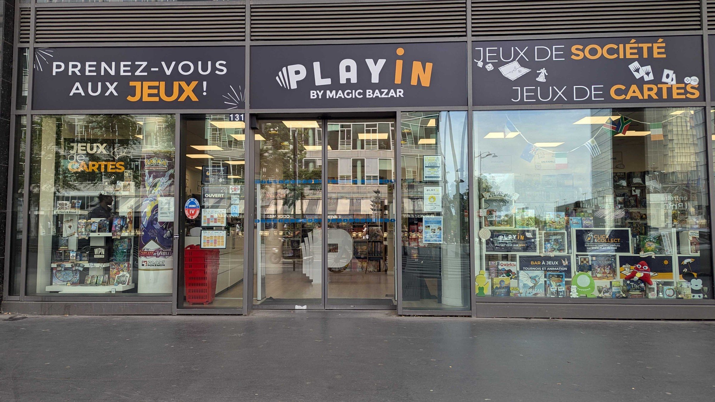 Rayonnage d'une boutique de cartes à collectionner de type Magic Bazar avec boosters et classeurs