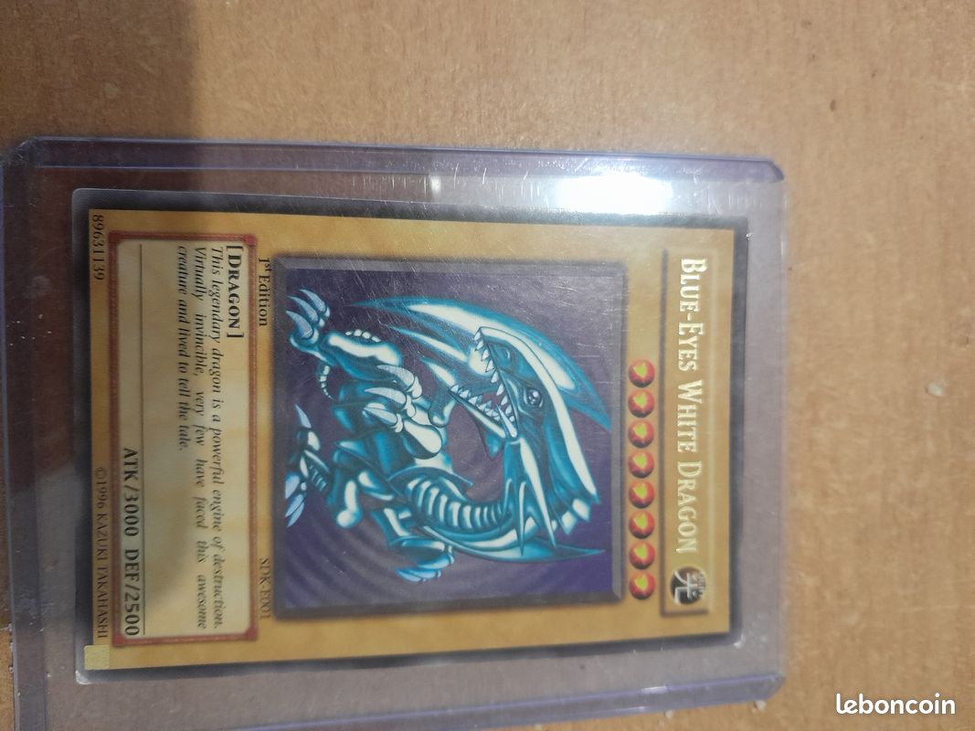 Carte Yu-Gi-Oh! Dragon Blanc aux Yeux Bleus avec illustration du monstre