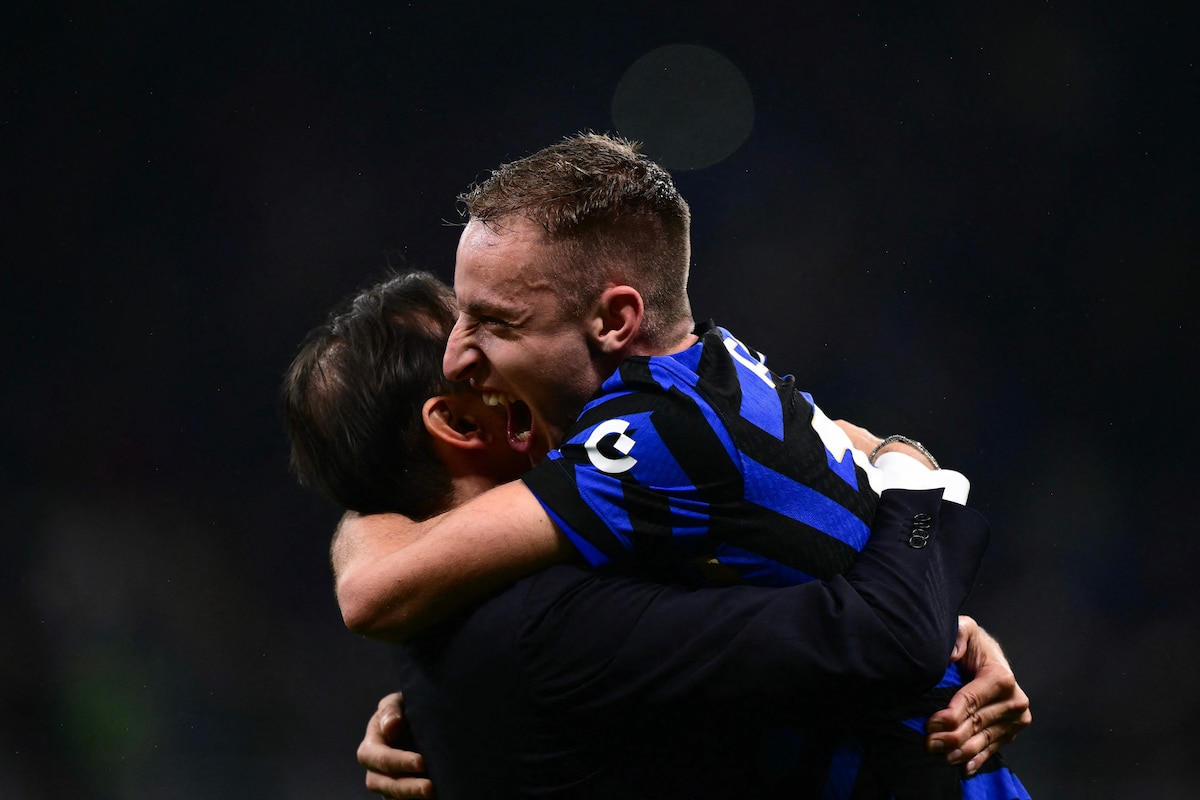 Tribunes du stade San Siro lors d'un match de l'Inter Milan, écharpes bleu et noir levées
